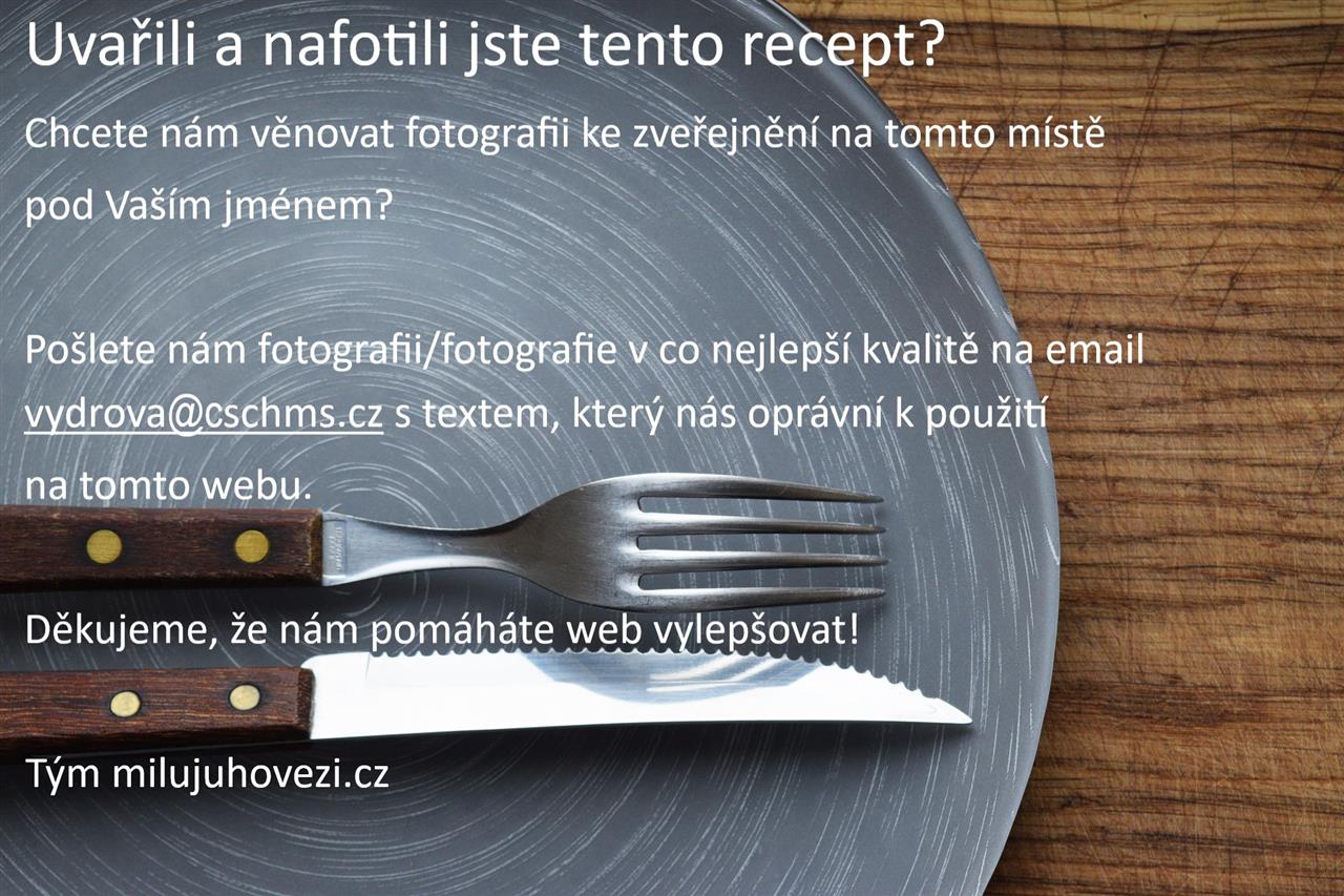 Steak s drůbežími játry v anglické slanině