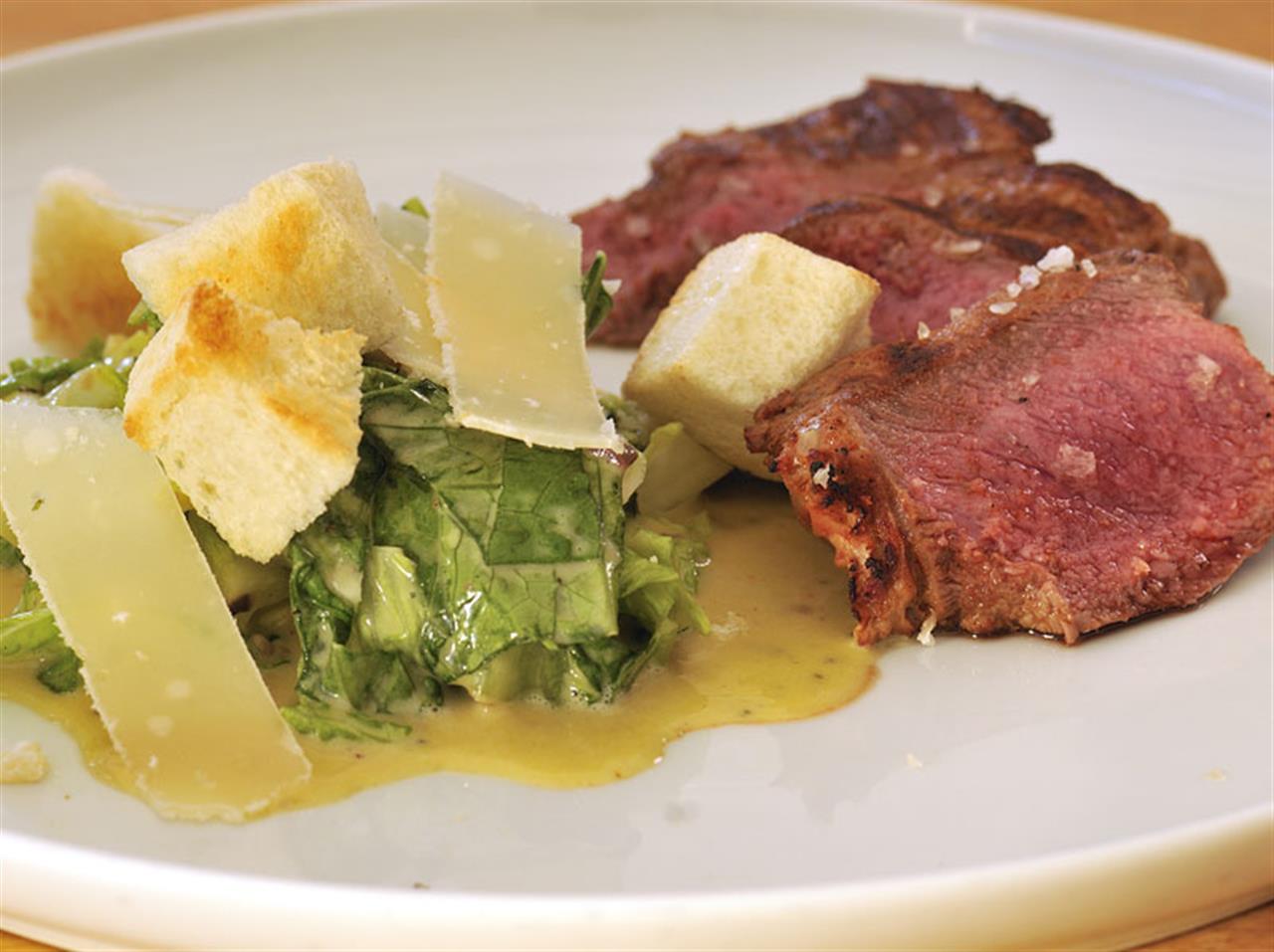 Marinovaný rib eye steak a césar salát