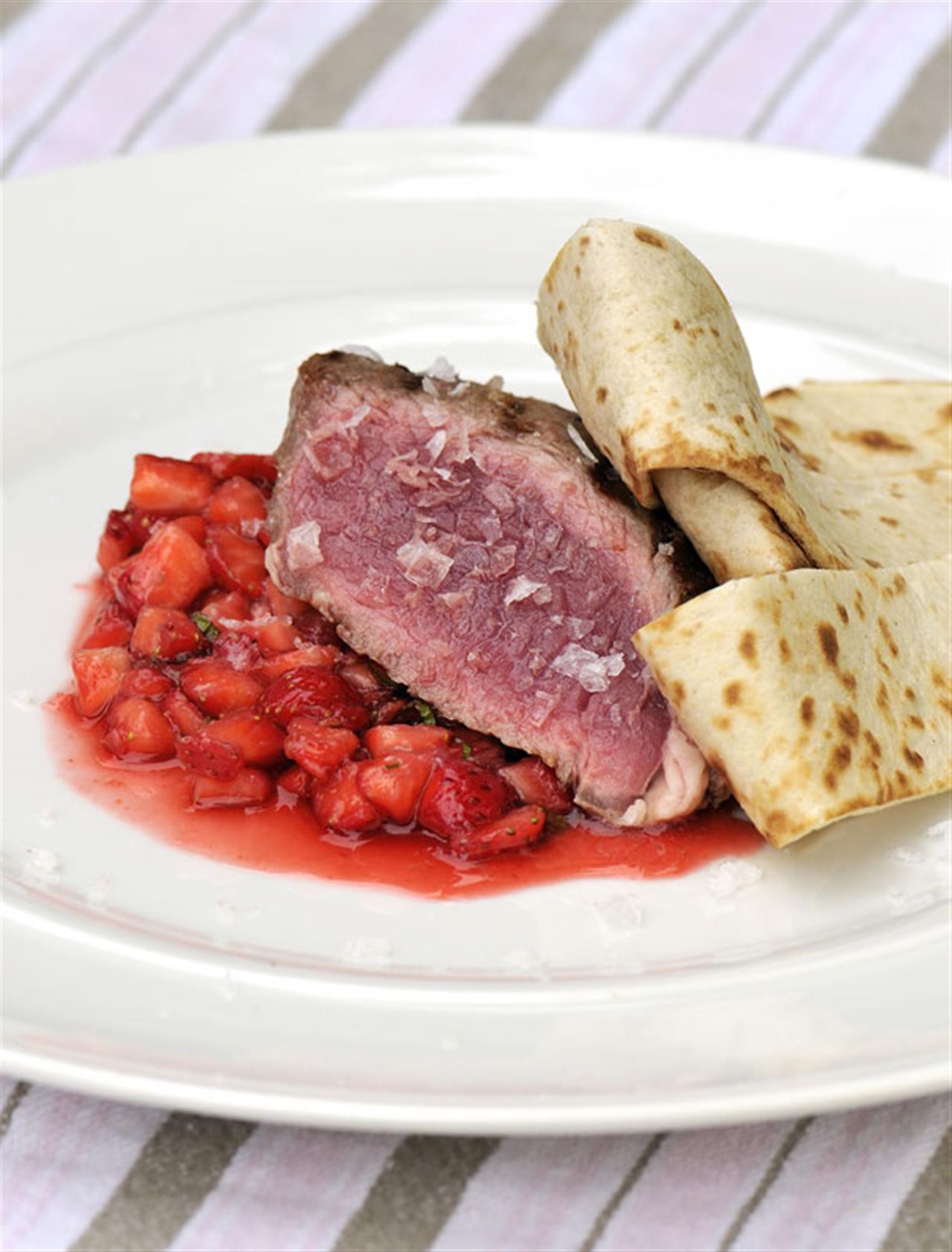 Pečený hovězí steak s jahodovým tatarákem