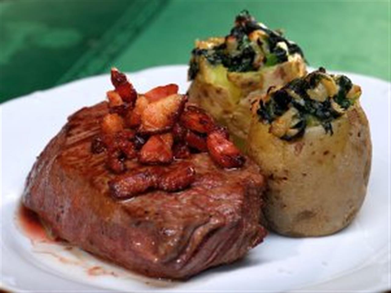 Steak z hovězí roštěné s bramborou plněnou špenátem 