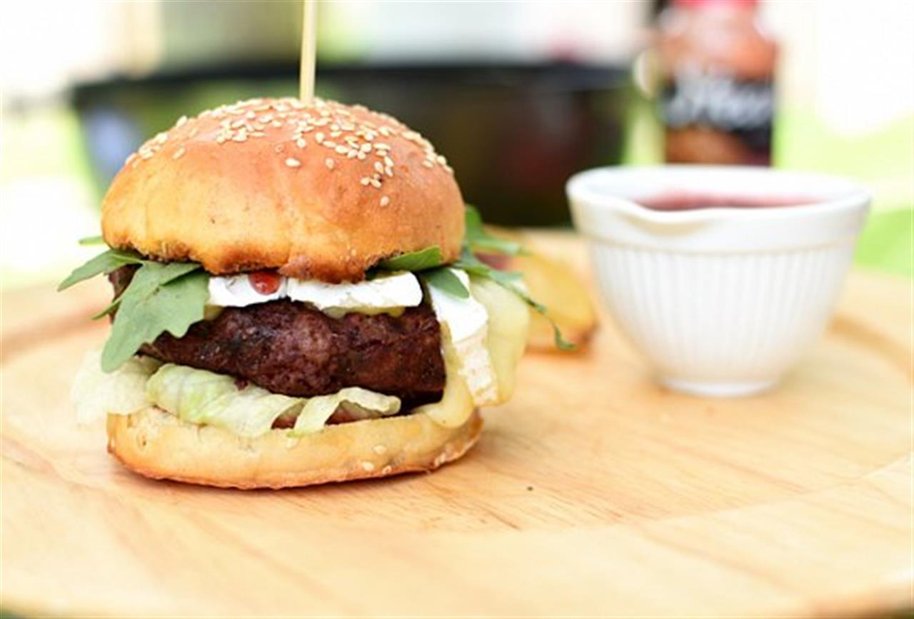 Hovězí burger se sýrem Brie, brusinkovou omáčkou a salátem